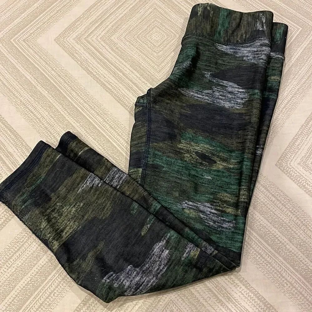 Terez Woman’s Camouflage High Waist Cropped Leggings
